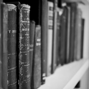 Kann etwas neben der Bibel stehen?