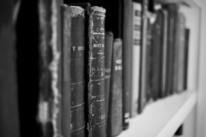 Kann etwas neben der Bibel stehen?