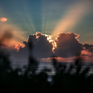 Licht in dunklen Wolken