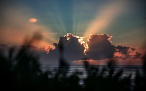 Licht in dunklen Wolken