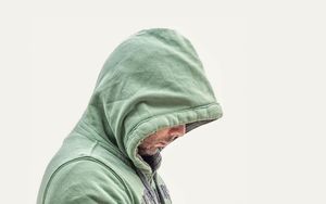 Der Herr ist nahe bei denen, die zerbrochenen Herzens sind, und hilft denen, die ein zerschlagenes Gemüt haben