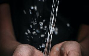 Wasser, das den Durst löscht