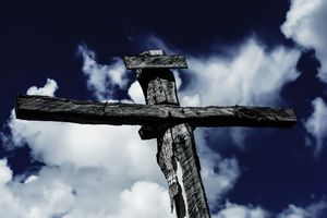Über dem Kreuz oder unterm Kreuz?