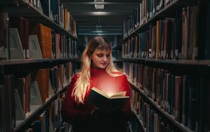 Was ist an der Bibel anders als bei allen sonstigen Büchern der Weltliteratur?