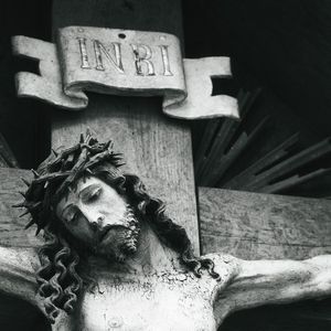 Die Gegenstände der Passion: Die Tafel über Jesu Kreuz