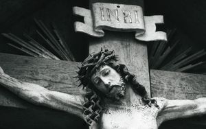 Die Gegenstände der Passion: Die Tafel über Jesu Kreuz