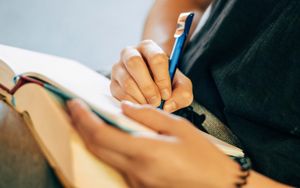Gibt es heute noch neue Botschaften als Ergänzung zur Bibel? Ist Gott nicht größer als die Schrift, um direkt zu jemandem zu reden?