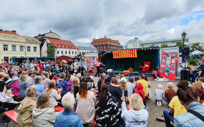 Bildbeskrivning saknas för evenemanget: Internationell Gatuteaterdag på Stora Torg / Andersbergsfestivalen