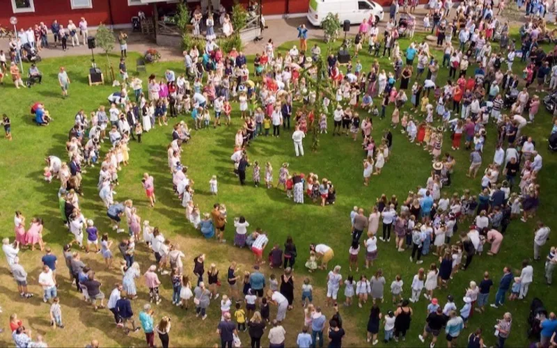 Bildbeskrivning saknas för evenemanget: Dans kring midsommarstången