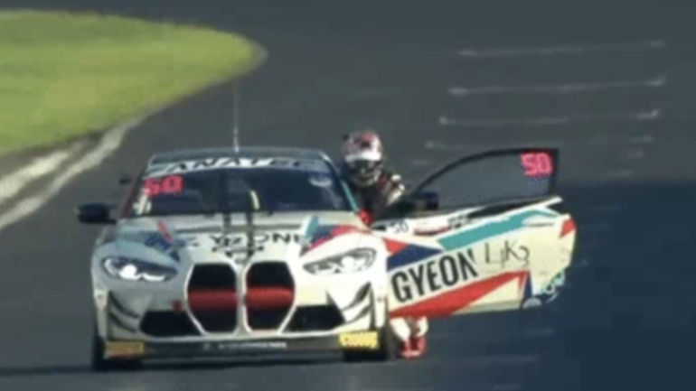 VĐV Nhật Bản đoạt huy chương sau khi chiếc xe đua hết xăng