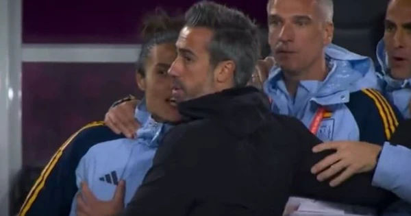 HLV đội tuyển Tây Ban Nha gây sốc với hành động bất ngờ trong trận chung kết World Cup