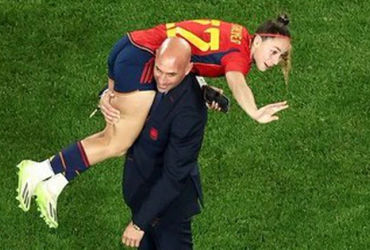 Chủ tịch LĐBĐ Tây Ban Nha bị phản ứng dữ dội vì hành vi không đúng mực với cầu thủ nữ