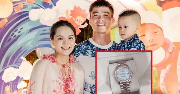 Vợ Duy Mạnh khiến dân mạng điên đảo với món quà hậu sinh con thứ hai