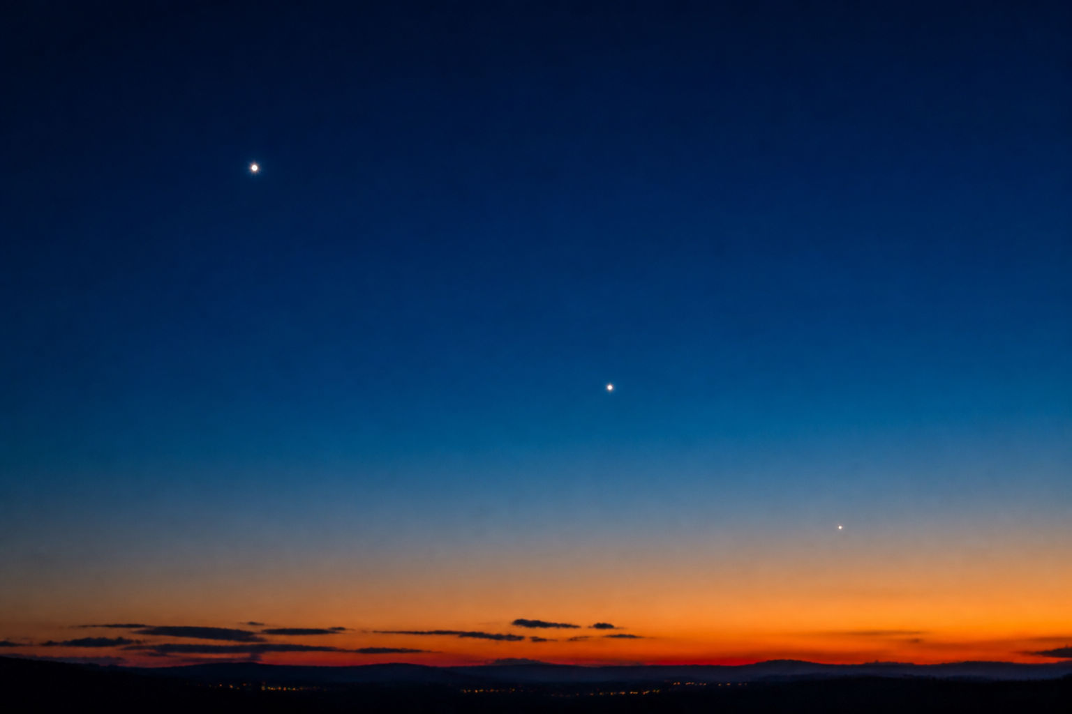 Jupiter, Mercur și Venus vizibile împreună pe cerul de seară