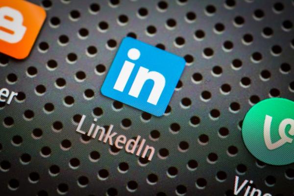 How to Use LinkedIn to Connect with New Customers