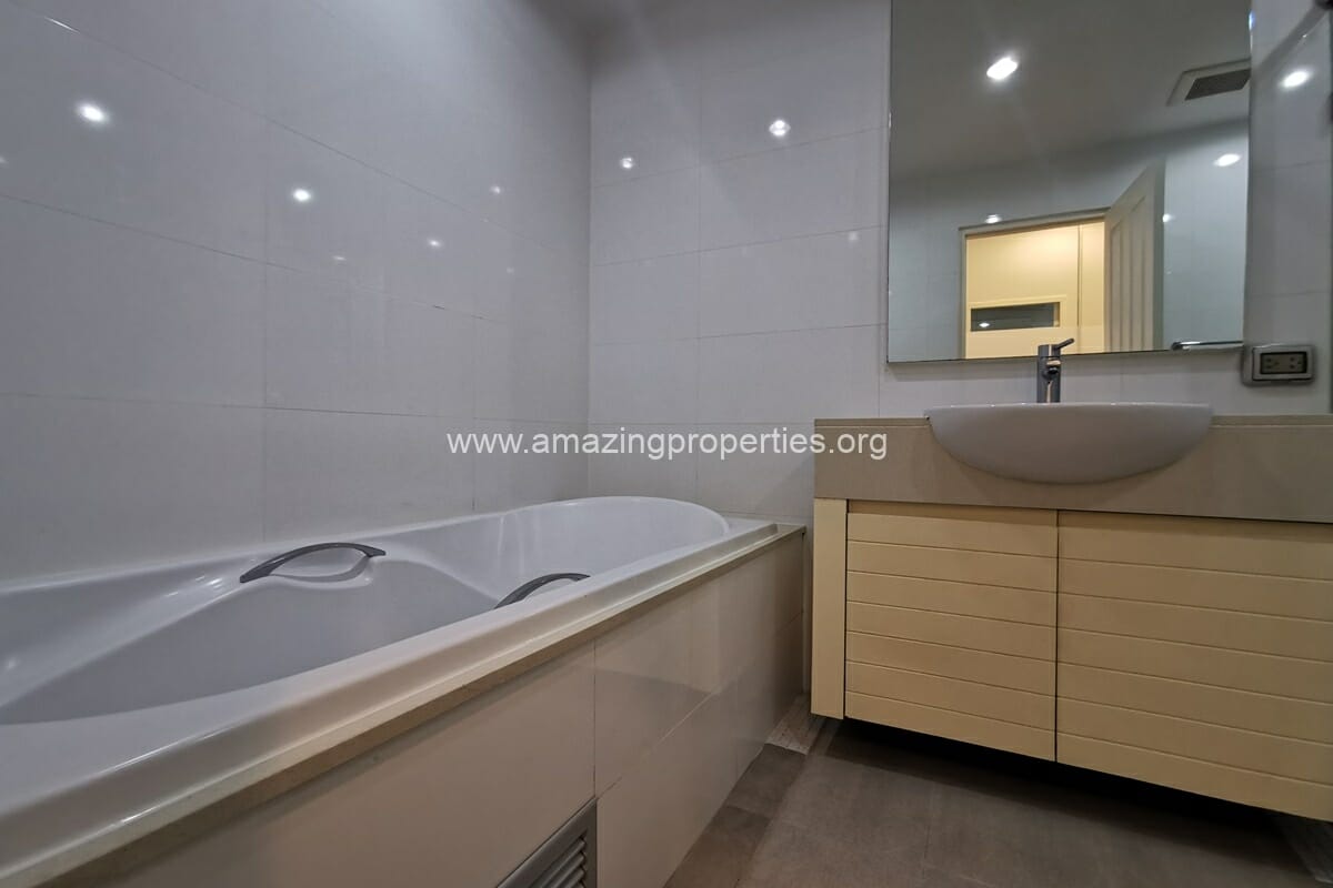 2-bedroom-Siri-Residence-Sukhumvit-24-13-4561.jpg