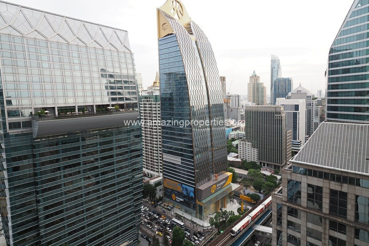 2-bedroom-condo-Noble-Ploenchit-10-1239.jpg