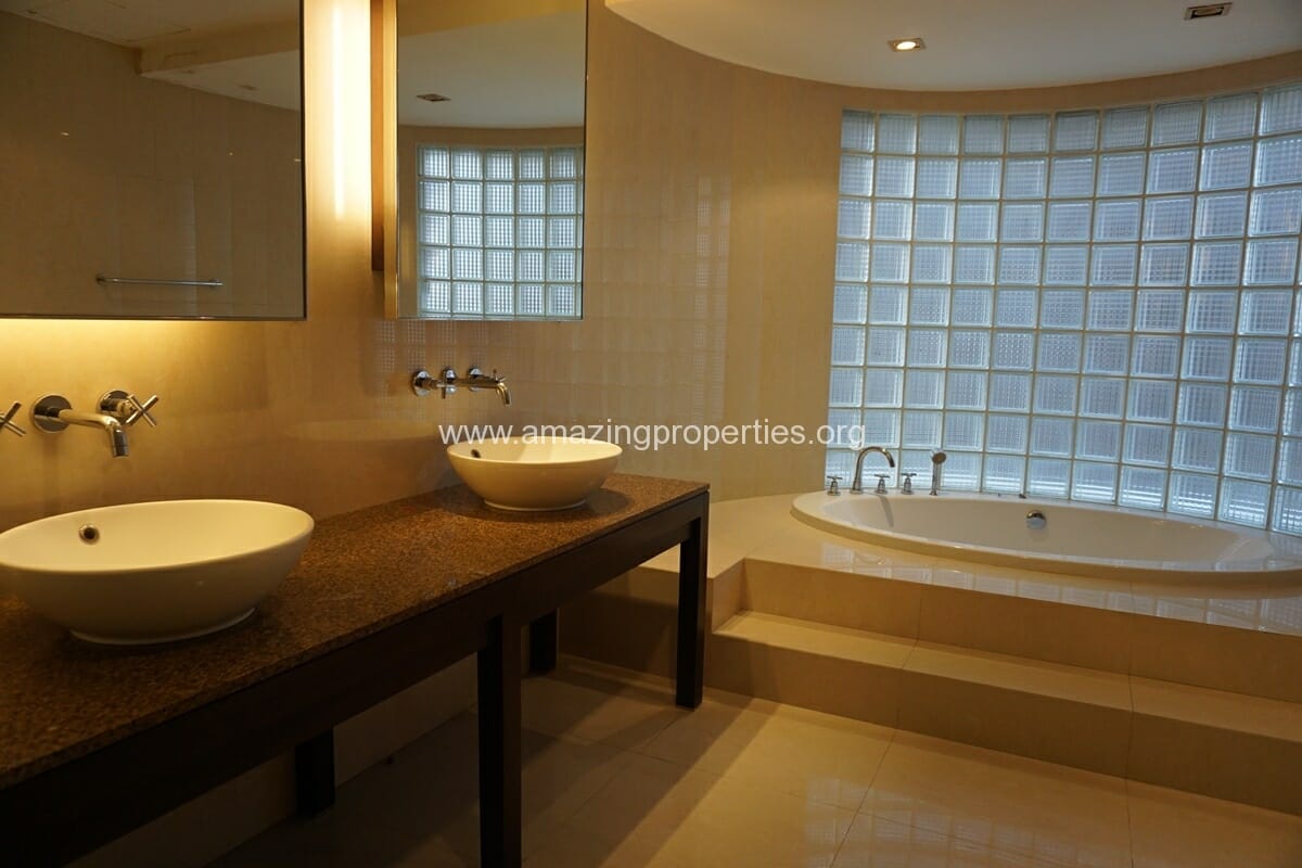 3-Bedroom-Condo-Le-Raffine-Sukhumvit-24-12-3451.jpg