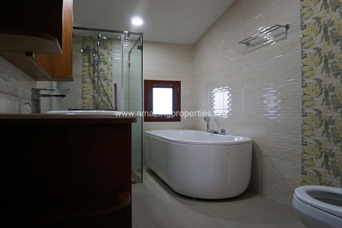3-bedroom-house-with-Garden-Asoke-11-2954.jpg