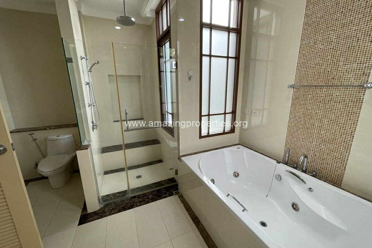 4-bedroom-Moobaan-Sansiri-6-9688.jpg