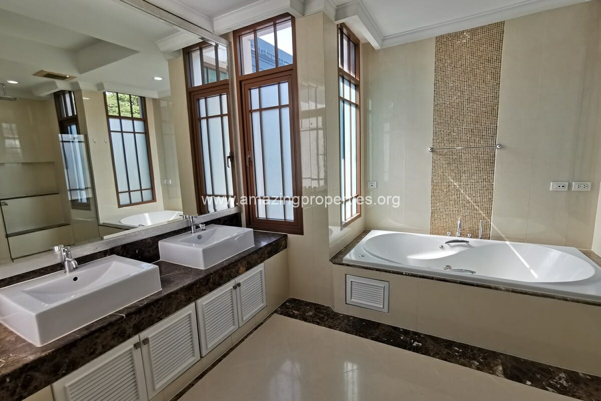 4-bedroom-house-Baan-Sansiri-67-30-7325.jpg