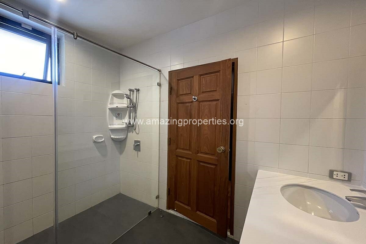 5-bedroom-house-Phra-khanong-18-3699.jpg
