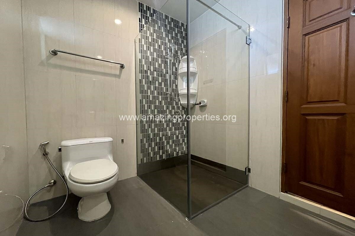 5-bedroom-house-Phra-khanong-22-4340.jpg