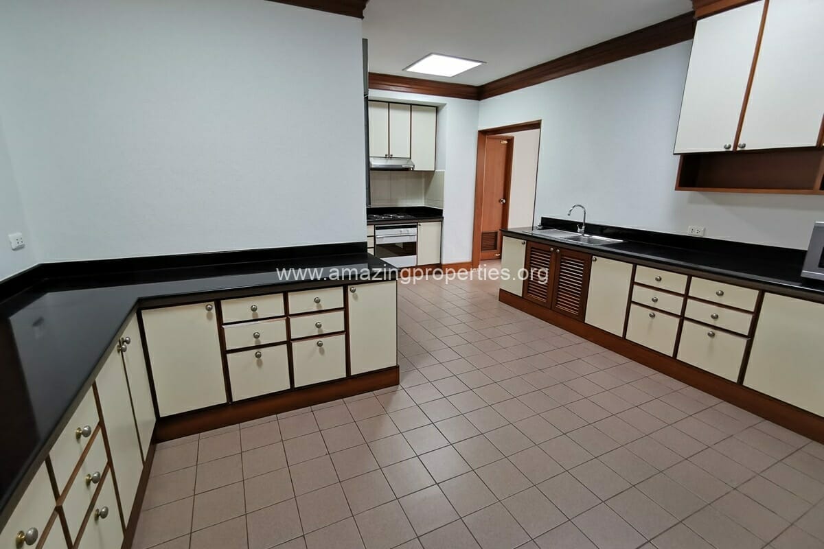 Baan-Pakapun-4-Bedroom-apartment-10-8761.jpg