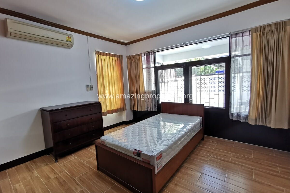Cat-Friendly-2-bedroom-apartment-Ekkamai-14-1281.jpg
