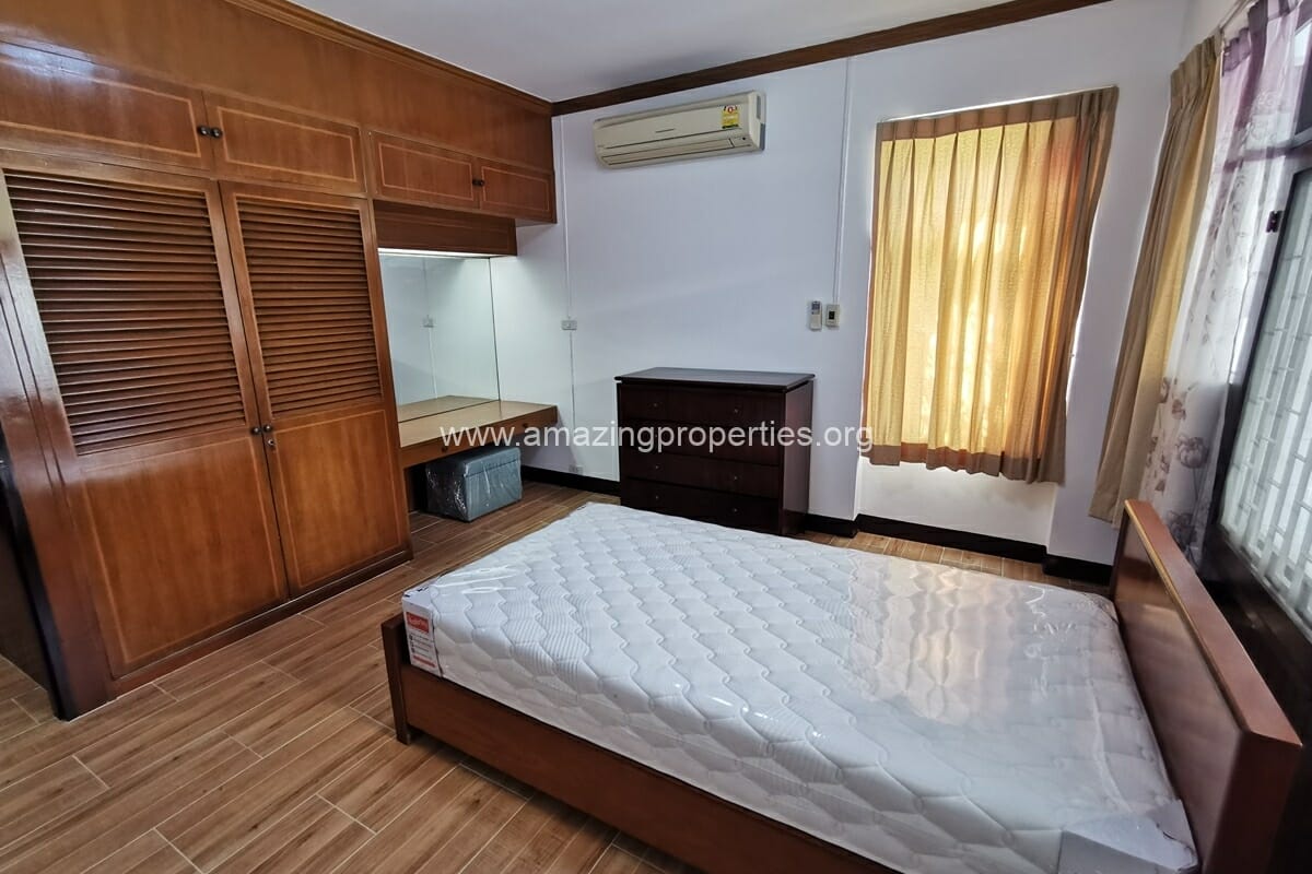 Cat-Friendly-2-bedroom-apartment-Ekkamai-15-2888.jpg