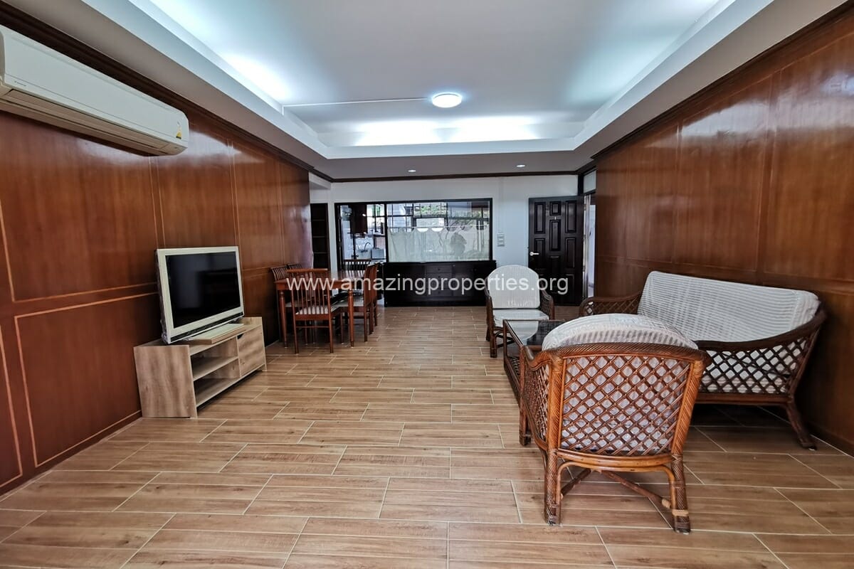Cat-Friendly-2-bedroom-apartment-Ekkamai-4-1338.jpg