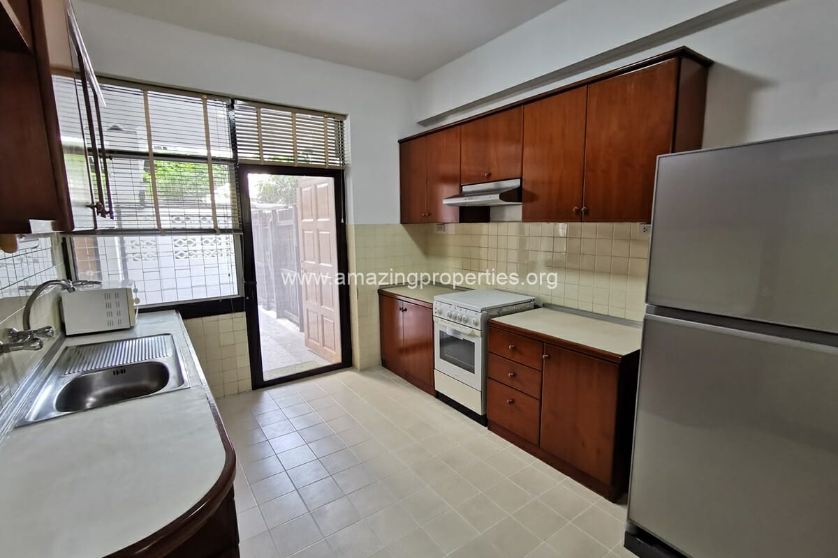 Cat-Friendly-2-bedroom-apartment-Ekkamai-8-5193.jpg