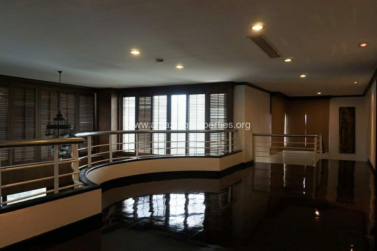 Duplex-4-Bedroom-condo-Thonglor-31-2108.jpg
