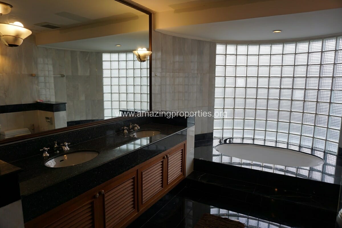 Le-Raffine-Sukhumvit-24-3-Bedroom-Condo-13-1250.jpg