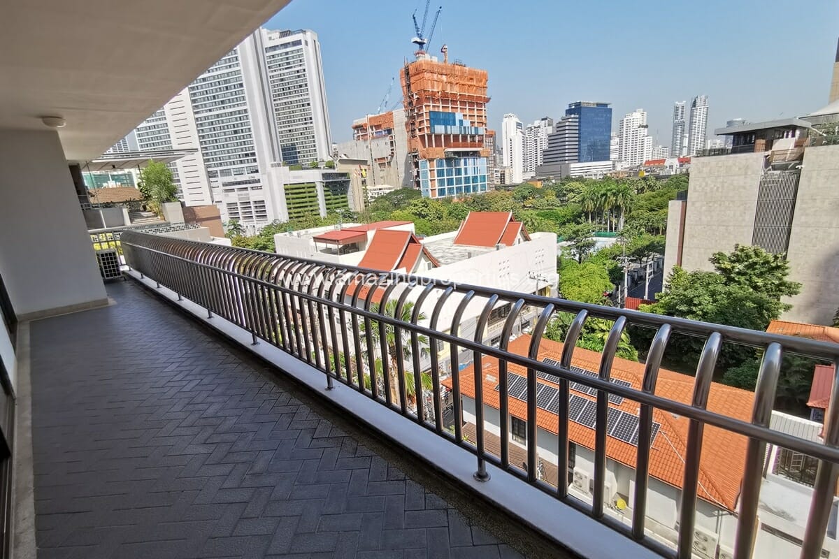 Penthouse-near-Benchasiri-Park-2-1-7368.jpg