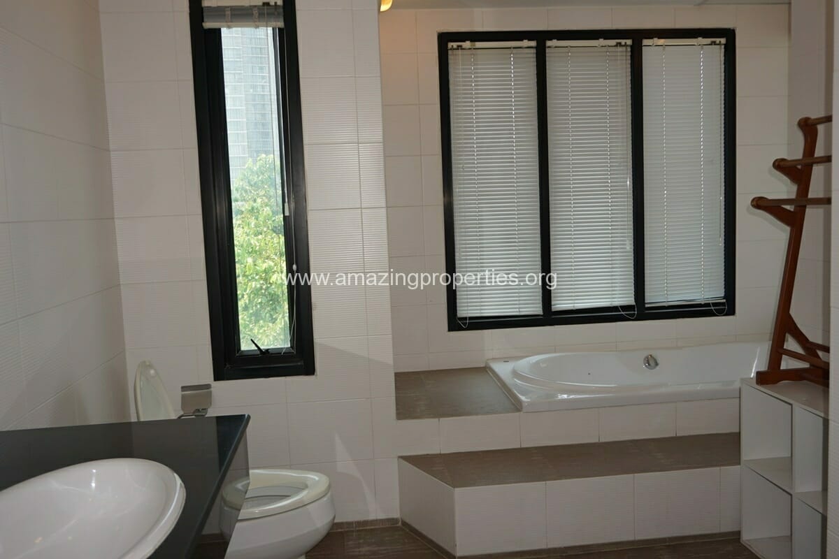Phrom-Phong-3-bedroom-apartment-12-5988.jpg