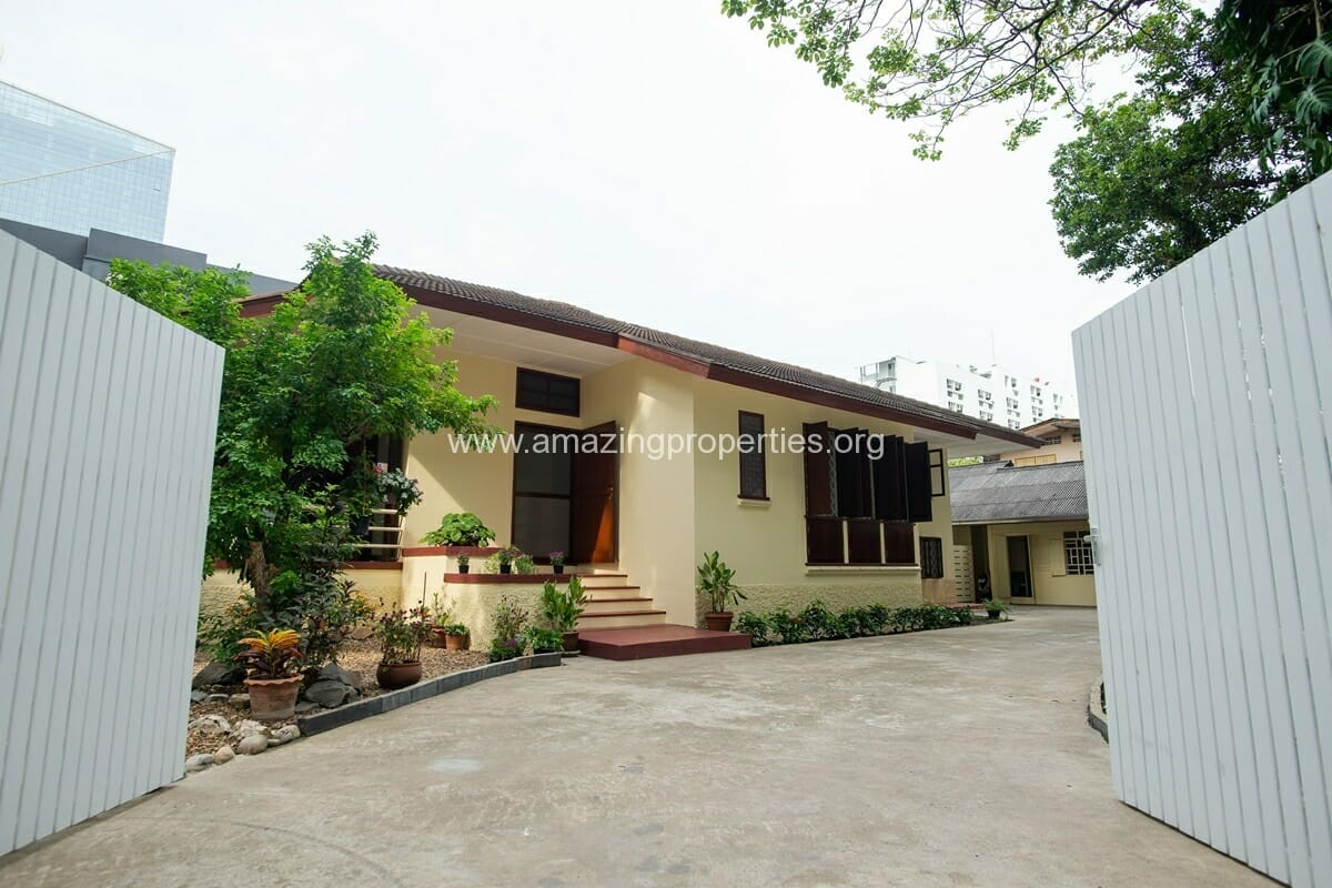Single-House-with-large-garden-Phayathai-11-9728.jpeg