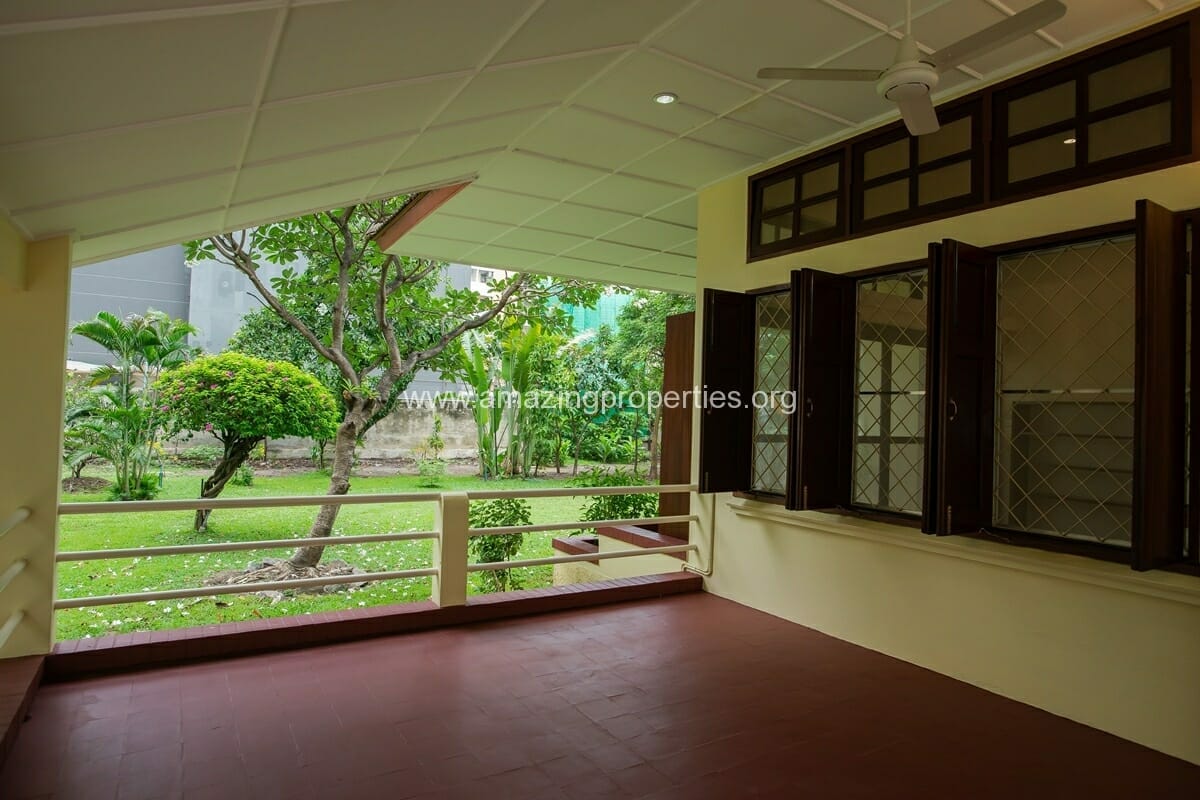 Single-House-with-large-garden-Phayathai-16-1084.jpeg