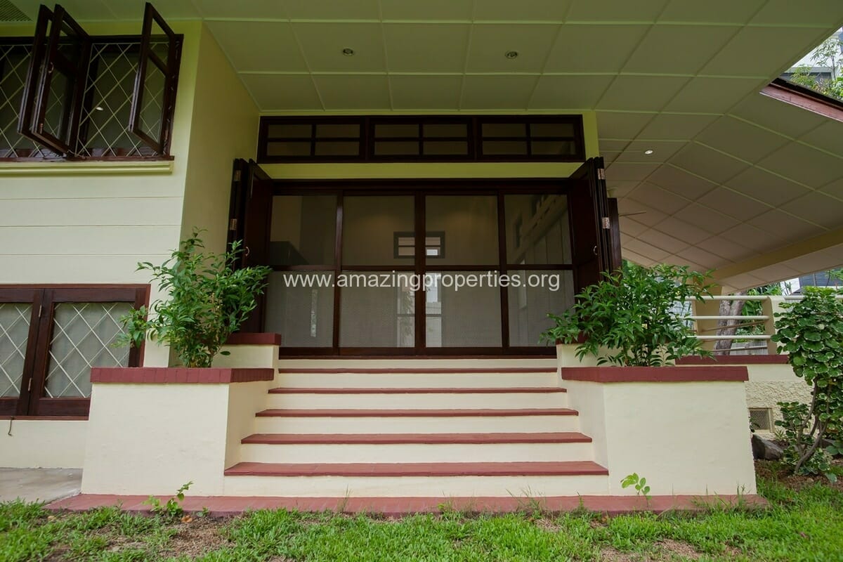 Single-House-with-large-garden-Phayathai-8-5801.jpeg