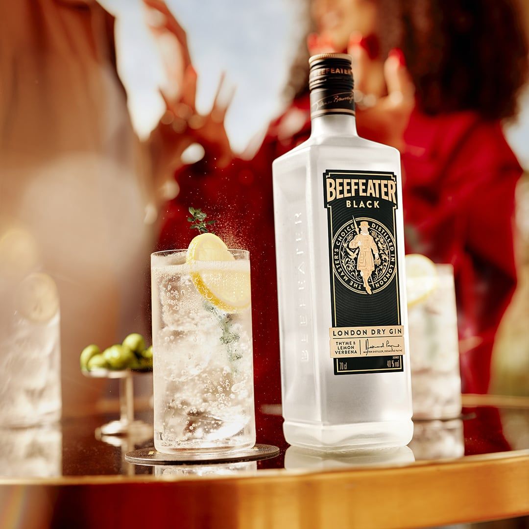 希少　Beefeater ロンドン・ドライ・ジン パブミラーサイン　LONDON Beefeater Black - Gin with lemon verbena and thyme botanicals