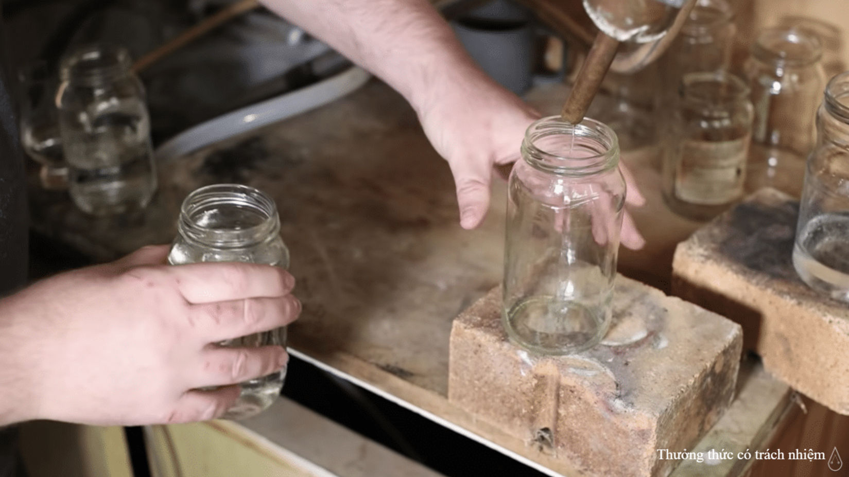 Rượu Vodka sau khi chưng cất được pha loãng và đóng chai ngay.