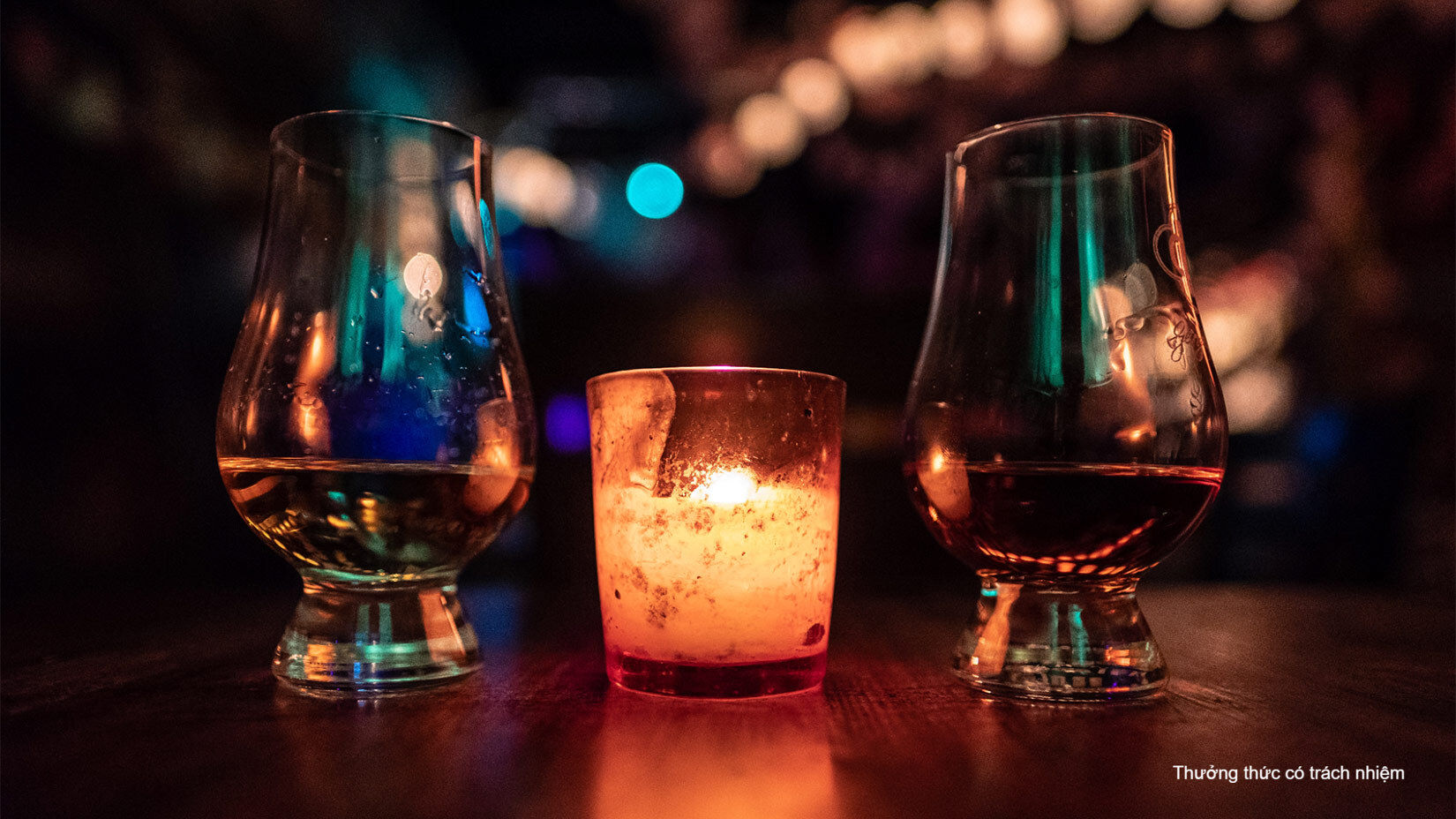 Ly Glencairn trong uống rượu Whisky.