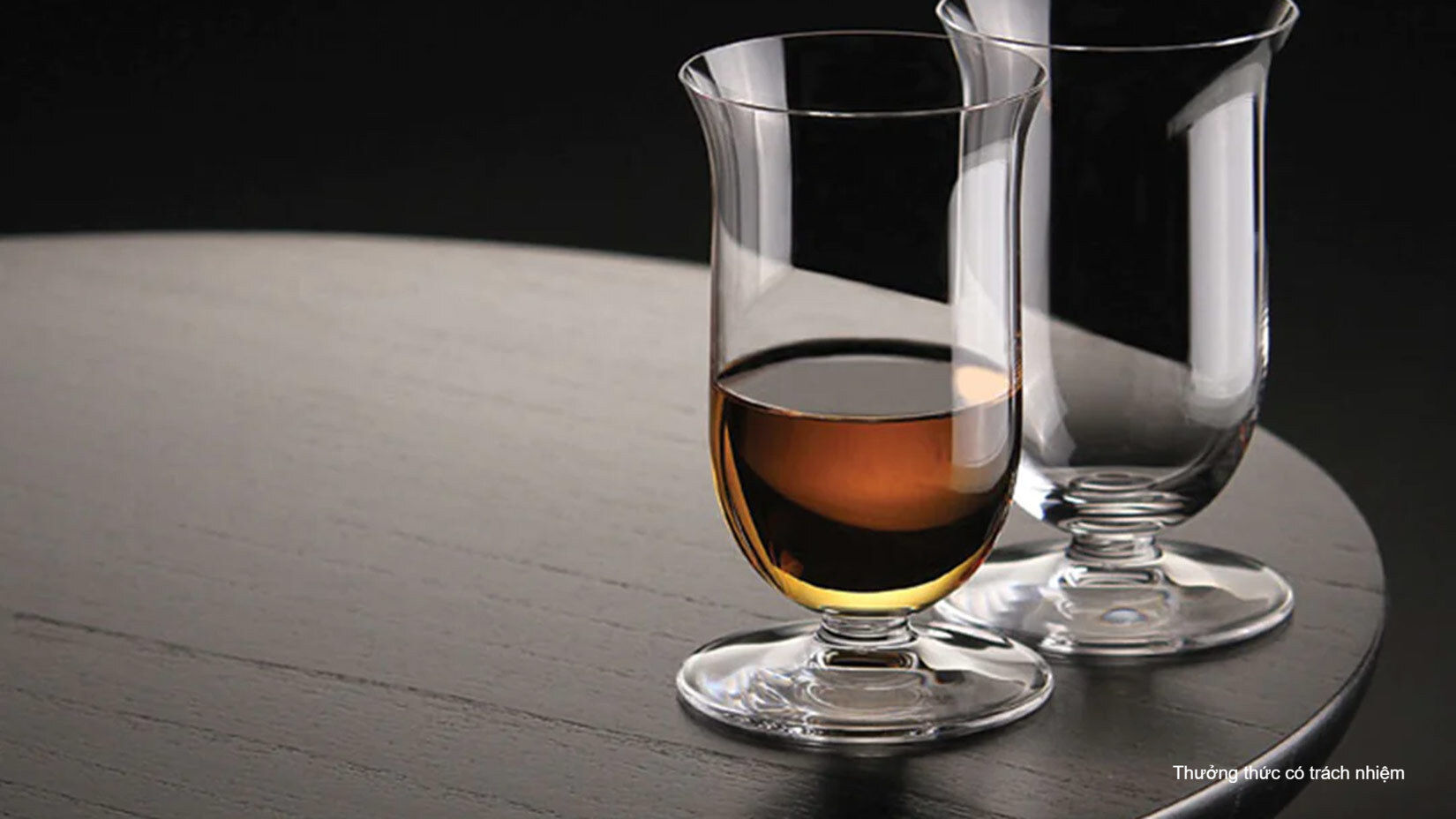 Ly Vinum Single Malt trong uống rượu Whisky.