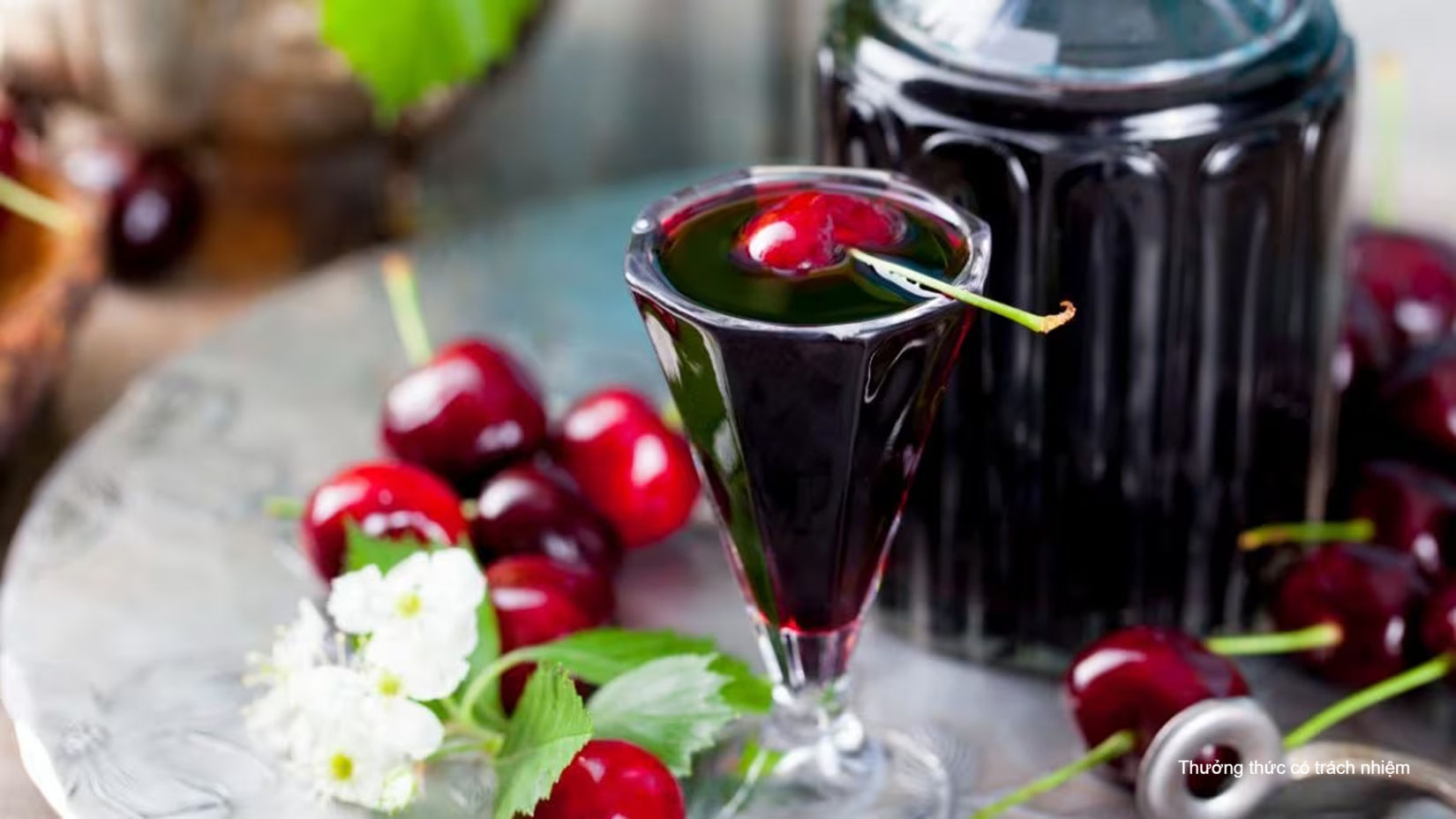 Rượu ủ từ quả cherry có màu đỏ ruby đẹp mắt cùng hương vị rất ngọt ngào.