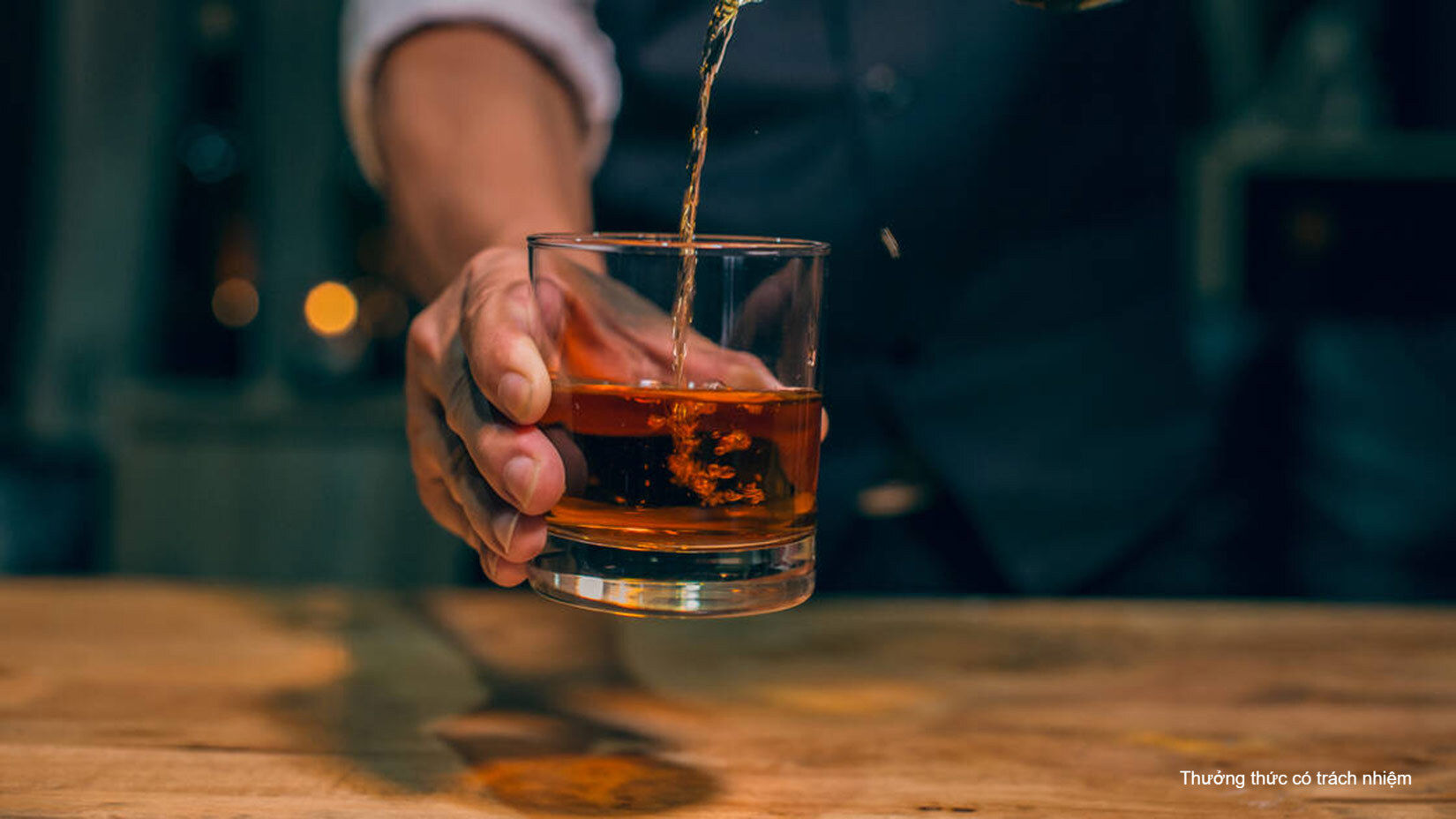 Cách rót rượu Chivas đúng là đặt chai cách miệng ly 1 - 2 cm khi rót.