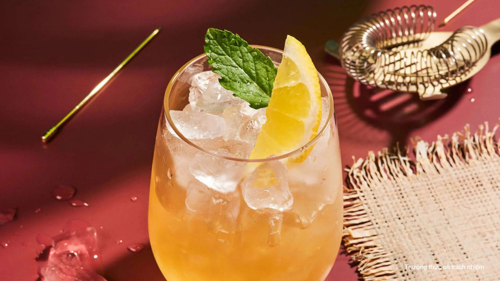 Chivas và trà đào là sự kết hợp hoàn hảo cho ly cocktail.