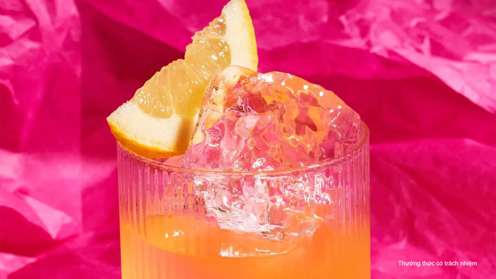 Cocktail Penicillin pha từ rượu Chivas 12 có hương vị đậm đà, tươi mát cuốn hút.