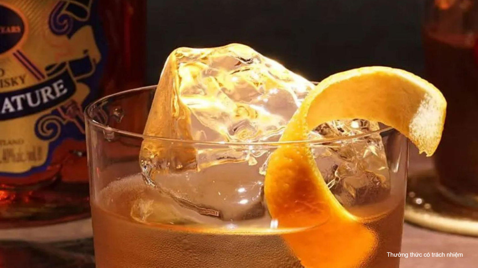 Công thức cocktail Old Fashioned nhưng không hề “lỗi thời’’ mà cực cuốn hút.
