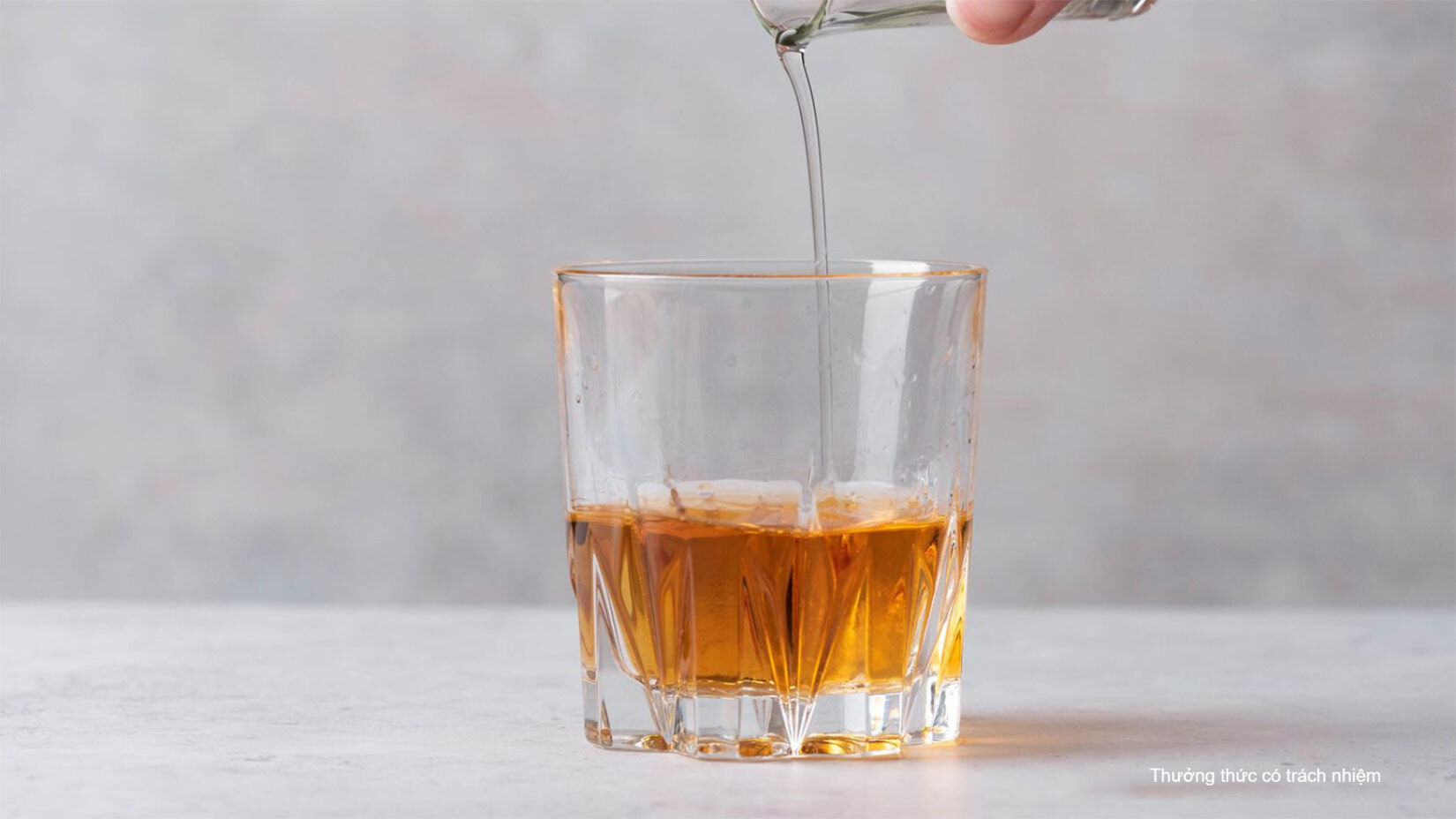 Pha Whisky với nước lọc giúp bạn cảm nhận được hương vị rõ nét của rượu và giảm bớt độ gắt của rượu cao độ.