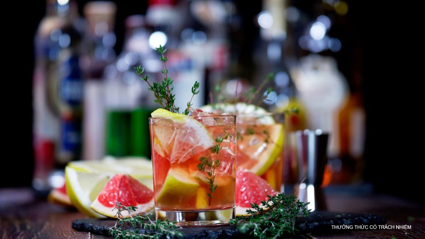 Sử dụng rượu ngâm chiết pha cocktail giúp thức uống có được hương vị của các loại thảo mộc, gia vị.